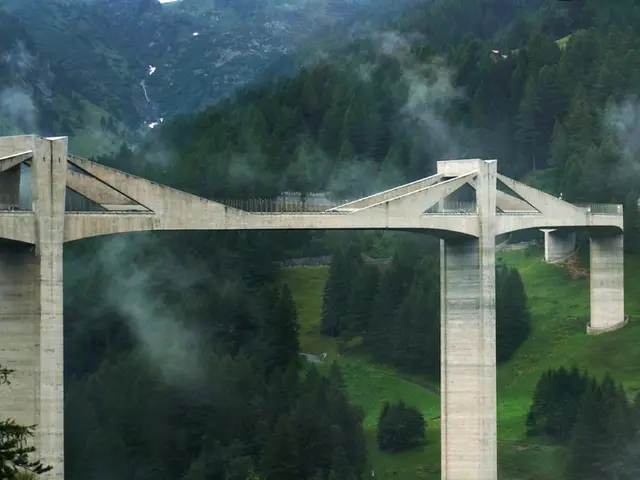 Alterations in road traffic pattern approaching Whitemud Drive near Rainbow Valley Bridge announced