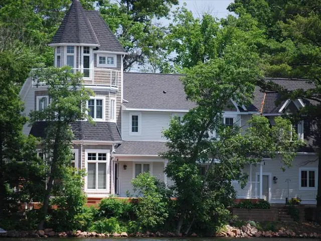 Damage to a water pipe leading to the felling of trees along Gustav-Stresemann ring.
