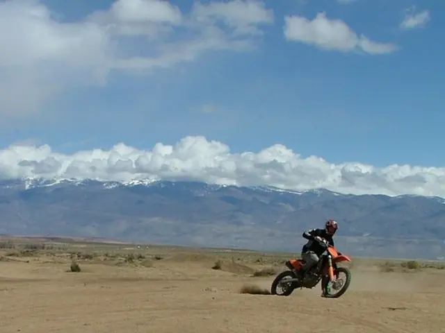 Minister pedals bicycle, encounters criticism